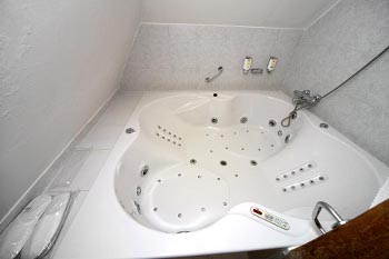 big whirlpool bathtub of the suite no.13